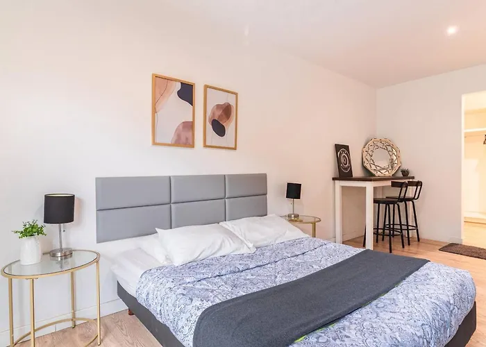 Private Balcony Rooftop Lounge Free Parking Apartment
